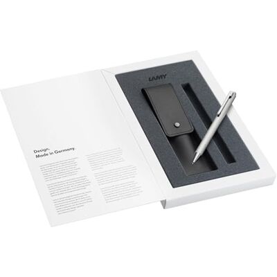 Lamy Set aus 1x econ Kugelschreiber 240 aus gebürstetem Edelstahl und 1x Lederetui in der Farbe schwarz für ein Schreibgerät, inkl. Großraummine M 16 schwarz Strichbreite M Lamy Set aus 1x econ Kugelschreiber 240 aus gebürstetem Edelstahl und 1x Lederetui in der Farbe schwarz für ein Schreibgerät, inkl. Großraummine M 16 schwarz Strichbreite M