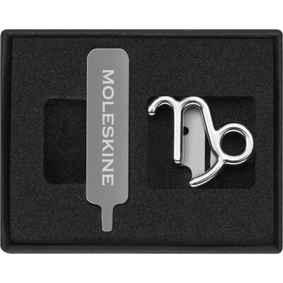 Moleskine -Anstecknadel für Notizbuch oder Agenda, Steinbock, Brosche mit Sternzeichen-Symbol, Personalisiere den Gummibandverschluss, Personalisierte Geschenkidee, Farbe Silber Moleskine -Anstecknadel für Notizbuch oder Agenda, Steinbock, Brosche mit Sternzeichen-Symbol, Personalisiere den Gummibandverschluss, Personalisierte Geschenkidee, Farbe Silber