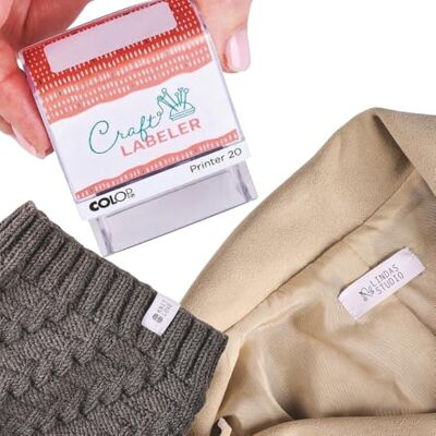 COLOP Craft Labeler Set, Textilstempel inkl. 20 Einnähetiketten, 2 Typensets, 1 Pinzette, 1 Positionierungshilfe, Farbe waschmaschinenfest bis 90°C COLOP Craft Labeler Set, Textilstempel inkl. 20 Einnähetiketten, 2 Typensets, 1 Pinzette, 1 Positionierungshilfe, Farbe waschmaschinenfest bis 90°C