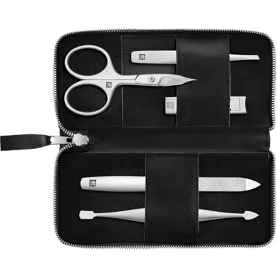 ZWILLING Nagelpflege-Set im veganen Apfelleder-Etui, 5-tlg., Premium Maniküre- und Pediküre-Reiseset mit Nagelknipser, Nagelschere, Hautschere, Pinzette und Saphir-Nagelfeile ZWILLING Nagelpflege-Set im veganen Apfelleder-Etui, 5-tlg., Premium Maniküre- und Pediküre-Reiseset mit Nagelknipser, Nagelschere, Hautschere, Pinzette und Saphir-Nagelfeile