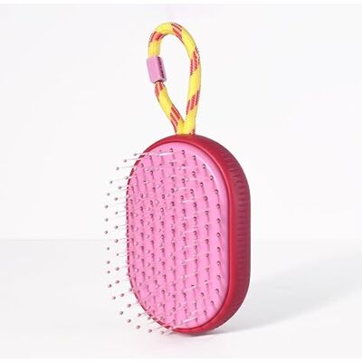 Beter Entwirrende Bürste On-the-Go ROSA. Kompakte Reisegröße mit Kordel zum Aufhängen, aus recyceltem Kunststoff hergestellt. Beter Entwirrende Bürste On-the-Go ROSA. Kompakte Reisegröße mit Kordel zum Aufhängen, aus recyceltem Kunststoff hergestellt.