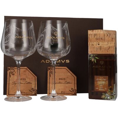 Adamus Dry Gin Organic Signature Edition 2023 44,4% Vol. 0,7l in Geschenkbox mit 2 Gläsern & Kork Untersetzer Adamus Dry Gin Organic Signature Edition 2023 44,4% Vol. 0,7l in Geschenkbox mit 2 Gläsern & Kork Untersetzer