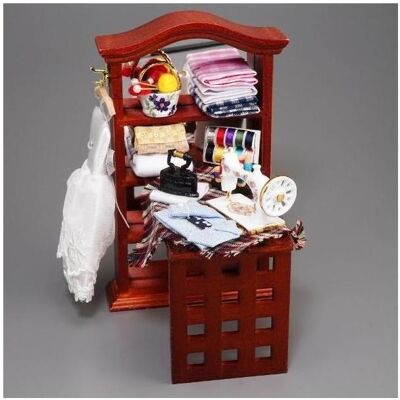 Reutter, Miniaturen, Näh- und Bügelschrank mit Spiegel – dekoriert Reutter, Miniaturen, Näh- und Bügelschrank mit Spiegel – dekoriert