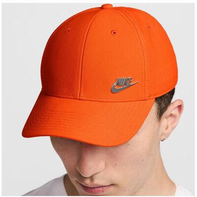 Nike, Herren, Cap, Club Strukturierte Metall-Logokappe, Orange, Silber Nike, Herren, Cap, Club Strukturierte Metall-Logokappe, Orange, Silber