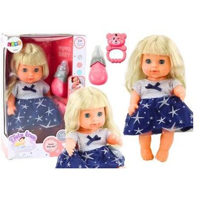 Lean Toys Eine Puppe in einem dunkelblauen Kleid, die auf eine Flasche pinkelt Lean Toys Eine Puppe in einem dunkelblauen Kleid, die auf eine Flasche pinkelt