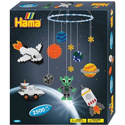 Hama Perlen 3231 Coffret cadeau mobile aventure spatiale avec environ 2 500 perles à repasser Midi multicolores de 5 mm de diamètre, 2 plaques à stylos, papier à repasser, plaisir créatif pour petits Hama Perlen 3231 Coffret cadeau mobile aventure spatiale avec environ 2 500 perles à repasser Midi multicolores de 5 mm de diamètre, 2 plaques à stylos, papier à repasser, plaisir créatif pour petits
