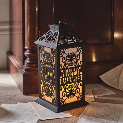 Lights4fun Lanterne d'Halloween en métal noir de 32 cm avec LED blanc chaud vacillante, effet flamme véritable, avec chauve-souris et toile d'araignée, fonctionne à piles avec minuterie de 6 heures Lights4fun Lanterne d'Halloween en métal noir de 32 cm avec LED blanc chaud vacillante, effet flamme véritable, avec chauve-souris et toile d'araignée, fonctionne à piles avec minuterie de 6 heures
