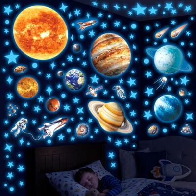 DECOWALL Stickers Muraux Système Solaire Phosphorescents (GDS8-7002) Soleil, planètes, étoiles, fusée et astronautes; brille dans le noir après exposition à la lumière DECOWALL Stickers Muraux Système Solaire Phosphorescents (GDS8-7002) Soleil, planètes, étoiles, fusée et astronautes; brille dans le noir après exposition à la lumière