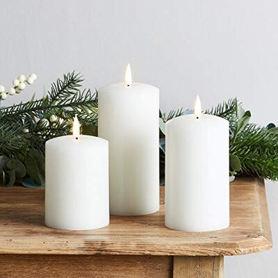 Lights4fun Lot de 3 Bougies Piliers TruGlow® en Cire Blanche à LED Blanc Chaud à Piles pour Intérieur Lights4fun Lot de 3 Bougies Piliers TruGlow® en Cire Blanche à LED Blanc Chaud à Piles pour Intérieur