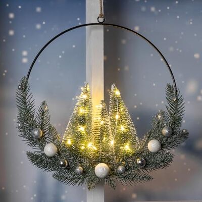Spetebo Anneau de décoration LED en métal avec sapins et boules de Noël – 30 cm – Suspension de décoration de Noël – Éclairage blanc chaud – Fonctionne avec piles – Couronne de l'Avent avec décorations à Spetebo Anneau de décoration LED en métal avec sapins et boules de Noël – 30 cm – Suspension de décoration de Noël – Éclairage blanc chaud – Fonctionne avec piles – Couronne de l'Avent avec décorations à