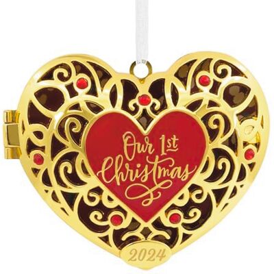 Hallmark Médaillon en forme de cœur avec inscription « Our First Christmas » en métal de qualité supérieure Hallmark Médaillon en forme de cœur avec inscription « Our First Christmas » en métal de qualité supérieure