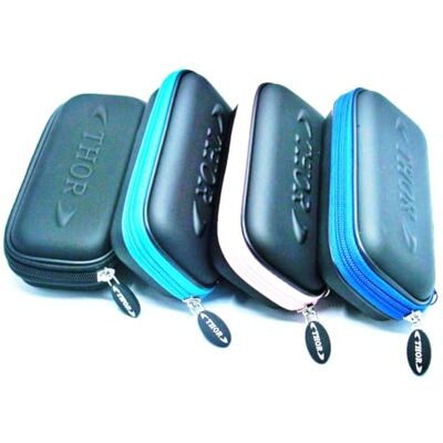 Étui à fléchettes noir avec fermeture éclair Avec inscription Thor en relief Étui à fléchettes pour 3 fléchettes, Noir/bleu clair/blanc, Logo Thor en relief sur poche noire classique Étui à fléchettes noir avec fermeture éclair Avec inscription Thor en relief Étui à fléchettes pour 3 fléchettes, Noir/bleu clair/blanc, Logo Thor en relief sur poche noire classique
