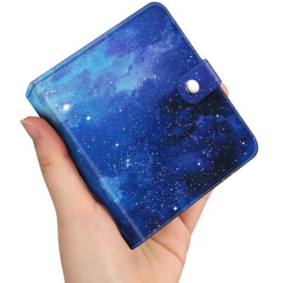 FINTIE Petit album photo pour films Polaroid 8,9 x 10,8 cm – 52 pochettes pour photos Polaoird i-Type/600/SX-70/Fujifilm Instax Wide Instant Camera, ciel étoilé FINTIE Petit album photo pour films Polaroid 8,9 x 10,8 cm – 52 pochettes pour photos Polaoird i-Type/600/SX-70/Fujifilm Instax Wide Instant Camera, ciel étoilé