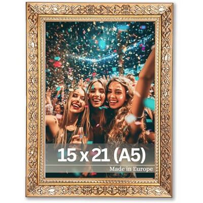 Victor Vermeer Cadre photo vintage doré 15 x 21 cm (A5) – Baroque antique cadre avec verre acrylique – Paroi arrière en MDF stable – Pour format portrait et paysage Victor Vermeer Cadre photo vintage doré 15 x 21 cm (A5) – Baroque antique cadre avec verre acrylique – Paroi arrière en MDF stable – Pour format portrait et paysage
