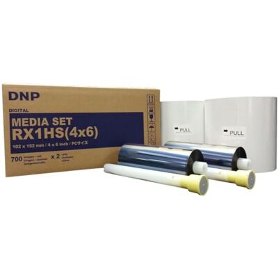 DNP 4x6 Imprimante Sublimation DS-RX1HS; 700 Imprimés par Bobine; 2 Bobines par Boîte DNP 4x6 Imprimante Sublimation DS-RX1HS; 700 Imprimés par Bobine; 2 Bobines par Boîte