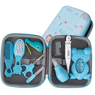 PLIC CARE Trousse de Soin Bébé Bleue – Dès la Naissance – 9 Essentiels de Soin – Thermomètre Rectal, Thermomètre de Bain, Peigne, Brosse, Lime, Mouche Bébé… Kit Complet de Puériculture PLIC CARE Trousse de Soin Bébé Bleue – Dès la Naissance – 9 Essentiels de Soin – Thermomètre Rectal, Thermomètre de Bain, Peigne, Brosse, Lime, Mouche Bébé… Kit Complet de Puériculture