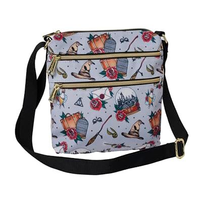 Loungefly Harry Potter Passport Sac de voyage à bandoulière AOP Relics Tattoo Print, gris Loungefly Harry Potter Passport Sac de voyage à bandoulière AOP Relics Tattoo Print, gris