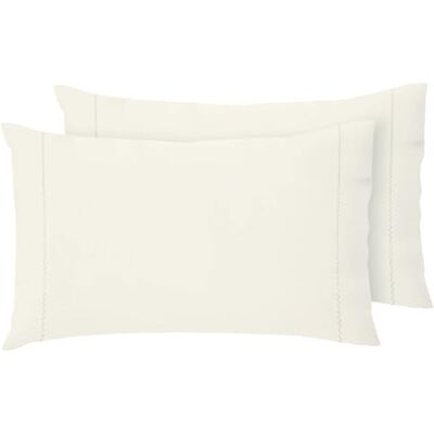 Giovanni Dolcinotti Lot de 2 taies d'oreiller colorées avec rabat et finition zigzag – 50 x 80 cm – 100% coton – Fabriqué en Italie – Crème – Modèle Toronto Giovanni Dolcinotti Lot de 2 taies d'oreiller colorées avec rabat et finition zigzag – 50 x 80 cm – 100% coton – Fabriqué en Italie – Crème – Modèle Toronto
