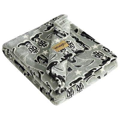 Wrangler Couverture, literie en polaire douce et moelleuse, décoration occidentale pour lit ou canapé, inspiration Yellowstone, certifié Oeko-Tex, vert motif bottes Knockin Boots, 127 x 152 cm Wrangler Couverture, literie en polaire douce et moelleuse, décoration occidentale pour lit ou canapé, inspiration Yellowstone, certifié Oeko-Tex, vert motif bottes Knockin Boots, 127 x 152 cm