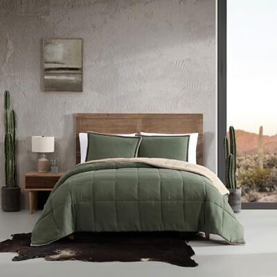 Wrangler Couette pour grand lit, parure de lit réversible en microsuède unie et sherpa confortable, décoration d'intérieur décontractée pour toutes les saisons (vert uni légendaire, grand lit) Wrangler Couette pour grand lit, parure de lit réversible en microsuède unie et sherpa confortable, décoration d'intérieur décontractée pour toutes les saisons (vert uni légendaire, grand lit)