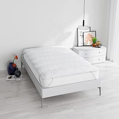 Italian Bed Linen Elegant Topper matelassé avec élastiques, carré et demi 120 x 195 cm Italian Bed Linen Elegant Topper matelassé avec élastiques, carré et demi 120 x 195 cm