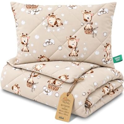 Totsy Baby Couette bébé sans housse Set 90X120 cm coton – couverture enfant avec oreiller pour lit bébé maternelle crèche – parure couette Oeko Tex légère respirante Girafes Matelassée Totsy Baby Couette bébé sans housse Set 90X120 cm coton – couverture enfant avec oreiller pour lit bébé maternelle crèche – parure couette Oeko Tex légère respirante Girafes Matelassée