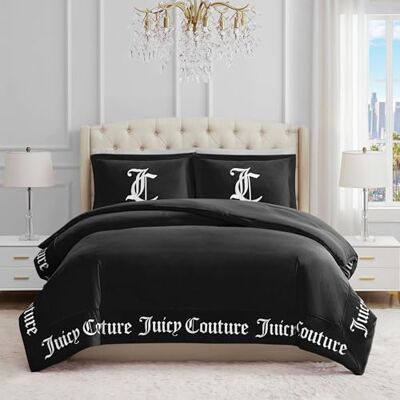 Juicy Couture Parure de lit 3 pièces, style gothique, 1 couette 229 x 234 cm et 2 taies d'oreiller 51 x 66 cm infroissables, qualité supérieure, pour grand lit/lit Queen Size, noir Juicy Couture Parure de lit 3 pièces, style gothique, 1 couette 229 x 234 cm et 2 taies d'oreiller 51 x 66 cm infroissables, qualité supérieure, pour grand lit/lit Queen Size, noir