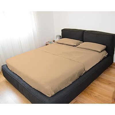 GEMITEX Parure de lit double, couleur camel, avec traitement non repassé, effet satin, 100% microfibre de polyester. Composé de 2 draps et 2 taies d'oreiller unie. Fabriqué en Italie GEMITEX Parure de lit double, couleur camel, avec traitement non repassé, effet satin, 100% microfibre de polyester. Composé de 2 draps et 2 taies d'oreiller unie. Fabriqué en Italie