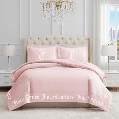 Juicy Couture Parure de lit 3 pièces, style gothique, 1 couette 228,5 x 233 cm, 2 taies d'oreiller 51 x 66 cm infroissables, qualité supérieure, grand lit/lit Queen Size, rose marshmallow Juicy Couture Parure de lit 3 pièces, style gothique, 1 couette 228,5 x 233 cm, 2 taies d'oreiller 51 x 66 cm infroissables, qualité supérieure, grand lit/lit Queen Size, rose marshmallow