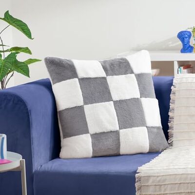 furn. Heya Home Cozee Coussin rembourré en fausse fourrure à carreaux furn. Heya Home Cozee Coussin rembourré en fausse fourrure à carreaux