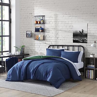 Nautica Parure de lit double, parure de lit réversible, comprend des couvre-oreillers, un drap-housse, une taie d'oreiller et un sac à linge (bleu marine, lit double) Nautica Parure de lit double, parure de lit réversible, comprend des couvre-oreillers, un drap-housse, une taie d'oreiller et un sac à linge (bleu marine, lit double)