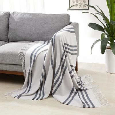 Amazon Basics Plaid , léger, polyester recyclé, décoration de chambre, couverture douillette 127 נ152 cm, gris clair à rayures bleues Amazon Basics Plaid , léger, polyester recyclé, décoration de chambre, couverture douillette 127 נ152 cm, gris clair à rayures bleues