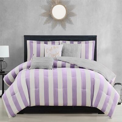 Juicy Couture Cabana Stripe Parure de lit réversible 5 pièces comprenant 1 housse de couette de 167,6 x 228,6 cm, 3 oreillers décoratifs et 1 taie d'oreiller Motif à rayures lavande/blanc Juicy Couture Cabana Stripe Parure de lit réversible 5 pièces comprenant 1 housse de couette de 167,6 x 228,6 cm, 3 oreillers décoratifs et 1 taie d'oreiller Motif à rayures lavande/blanc