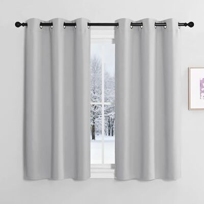 NICETOWN Rideaux et Draperies Intérieurs Occultant Thermique Court Petit Panneaux à Oeillets Decoration Chambre Maison Cuisine, 107x120cm, Gris Clair, 2 Pièces NICETOWN Rideaux et Draperies Intérieurs Occultant Thermique Court Petit Panneaux à Oeillets Decoration Chambre Maison Cuisine, 107x120cm, Gris Clair, 2 Pièces
