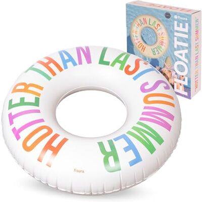 Fisura – Bouée gonflable design “Hotter than last summer”. Anneau flottant 120 cm avec soupape sécurisée pour gonfler et dégonfler rapidement. Accessoire piscine ou mer. Fisura – Bouée gonflable design “Hotter than last summer”. Anneau flottant 120 cm avec soupape sécurisée pour gonfler et dégonfler rapidement. Accessoire piscine ou mer.