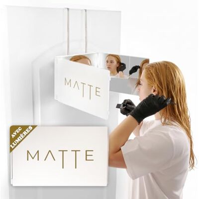 MATTE MIRROR Miroir 360 degrés pour Femme avec LED – Coiffure & Coupe des Cheveux – Hauteur Réglable avec Crochets – 3 Faces Pliables – Accessoire Beauté Cheveux Longs & Mi-Longs – Miroir Triptyque Éclairant MATTE MIRROR Miroir 360 degrés pour Femme avec LED – Coiffure & Coupe des Cheveux – Hauteur Réglable avec Crochets – 3 Faces Pliables – Accessoire Beauté Cheveux Longs & Mi-Longs – Miroir Triptyque Éclairant