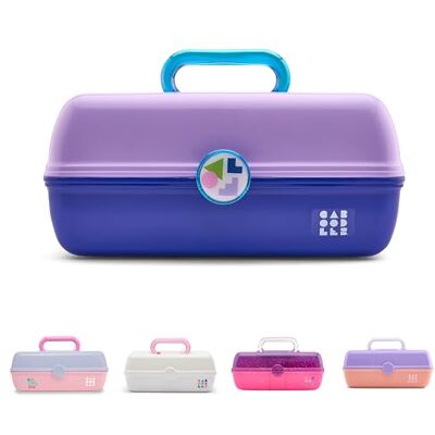 Caboodles Boîte de maquillage On-The-Go pour fille, lilas bicolore sur cobalt, boîte de rangement de maquillage en plastique rigide, miroir intégré, loquet sécurisé pour un voyage sûr, rangement Caboodles Boîte de maquillage On-The-Go pour fille, lilas bicolore sur cobalt, boîte de rangement de maquillage en plastique rigide, miroir intégré, loquet sécurisé pour un voyage sûr, rangement
