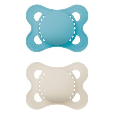 MAM Pure Lot de 2 tétines originales pour bébé en matériau durable et bio-renouvelable, avec boîte à tétines, 0 à 6 mois, bleu/beige MAM Pure Lot de 2 tétines originales pour bébé en matériau durable et bio-renouvelable, avec boîte à tétines, 0 à 6 mois, bleu/beige