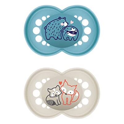 MAM Lot de 2 tétines originales en silicone SkinSoft, respectueuses des dents, en matériaux durables et bio-renouvelables, avec boîte à tétine, pour bébé de 16 mois et plus, motifs : ours, renard MAM Lot de 2 tétines originales en silicone SkinSoft, respectueuses des dents, en matériaux durables et bio-renouvelables, avec boîte à tétine, pour bébé de 16 mois et plus, motifs : ours, renard