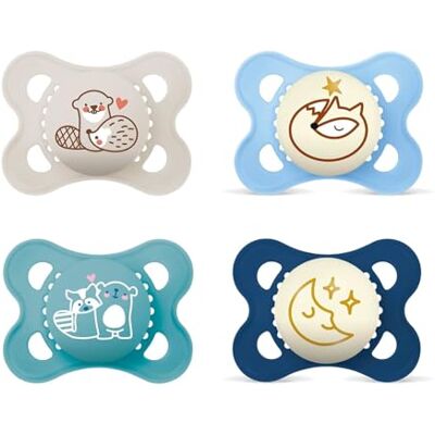 MAM Day & Night Lot de 4 tétines en silicone « Skin Soft » de 0 à 6 mois, neutre, avec 2 boîtes de transport stérilisées MAM Day & Night Lot de 4 tétines en silicone « Skin Soft » de 0 à 6 mois, neutre, avec 2 boîtes de transport stérilisées