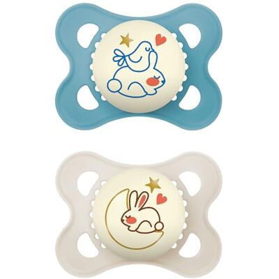 MAM Original Night Sucette lumineuse en lot de 2, en cuir avec étui porte-sucette, 2-6 mois, bleu clair MAM Original Night Sucette lumineuse en lot de 2, en cuir avec étui porte-sucette, 2-6 mois, bleu clair