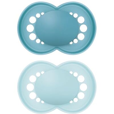 MAM Lot de 2 tétines originales en silicone SkinSoft, respectueuses des dents, en matériaux durables et bio-renouvelables, avec boîte à tétine, pour bébé de 6 à 16 mois, bleu/bleu clair MAM Lot de 2 tétines originales en silicone SkinSoft, respectueuses des dents, en matériaux durables et bio-renouvelables, avec boîte à tétine, pour bébé de 6 à 16 mois, bleu/bleu clair