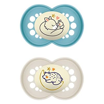 MAM Original Night Lot de 2 tétines, lumineuses et respectueuses des dents, en matériaux durables et bio-renouvelables, avec boîte à tétine, pour bébé de 16 mois et plus, motif : renard, ours MAM Original Night Lot de 2 tétines, lumineuses et respectueuses des dents, en matériaux durables et bio-renouvelables, avec boîte à tétine, pour bébé de 16 mois et plus, motif : renard, ours