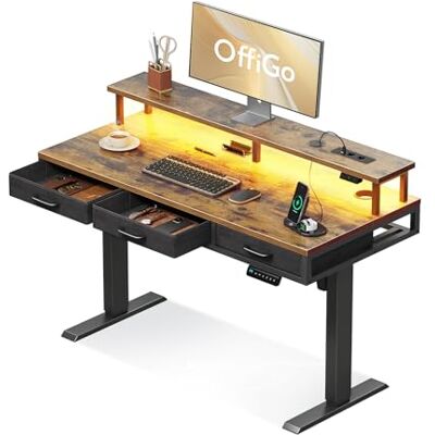 OffiGo Bureau Assis Debout avec 3 Tiroirs, 120cm Bureau Gaming, Marron Support de moniteur, bureau électrique réglable en hauteur, chargeur intégré, LED, idéal pour le télétravail OffiGo Bureau Assis Debout avec 3 Tiroirs, 120cm Bureau Gaming, Marron Support de moniteur, bureau électrique réglable en hauteur, chargeur intégré, LED, idéal pour le télétravail