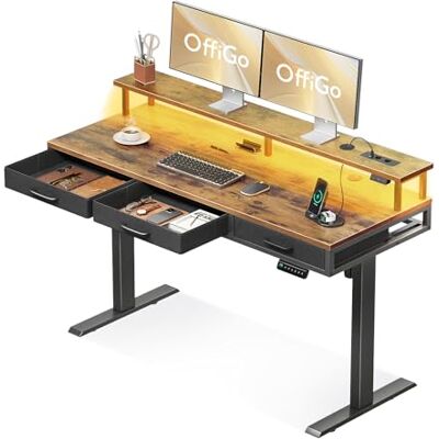 OffiGo Bureau Assis Debout avec 3 Tiroirs, 140cm Bureau Gaming, Marron Support de moniteur, bureau électrique réglable en hauteur, chargeur intégré, LED, idéal pour le télétravail OffiGo Bureau Assis Debout avec 3 Tiroirs, 140cm Bureau Gaming, Marron Support de moniteur, bureau électrique réglable en hauteur, chargeur intégré, LED, idéal pour le télétravail