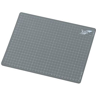 Folia 2340 – Tapis de découpe gris avec grille de séparation env. 22 x 30 cm pour protéger le plan de travail Folia 2340 – Tapis de découpe gris avec grille de séparation env. 22 x 30 cm pour protéger le plan de travail