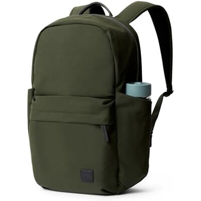Bellroy Classic Daypack, Sac à dos pour ordinateur 16 pouces Olive Sac à dos pour ordinateur portable avec compartiment 16 pouces, poches extérieures et passant pour valise. Bellroy Classic Daypack, Sac à dos pour ordinateur 16 pouces Olive Sac à dos pour ordinateur portable avec compartiment 16 pouces, poches extérieures et passant pour valise.