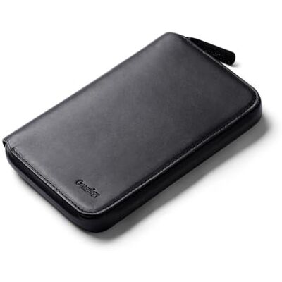 Bellroy Travel Folio, Portefeuille pour passeport BlackAsh Portefeuille de voyage en cuir avec place pour 2 passeports, 4-8 cartes, cartes d'embarquement, espèces et stylo Bellroy Travel Folio, Portefeuille pour passeport BlackAsh Portefeuille de voyage en cuir avec place pour 2 passeports, 4-8 cartes, cartes d'embarquement, espèces et stylo
