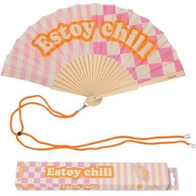 Fisura – Éventail original avec message “Estoy chill”. Accessoire en bois moderne et coloré. Ventilateur à main rose. Dragonne incluse. Idée cadeau amusante. 42,5 x 23 cm Fisura – Éventail original avec message “Estoy chill”. Accessoire en bois moderne et coloré. Ventilateur à main rose. Dragonne incluse. Idée cadeau amusante. 42,5 x 23 cm