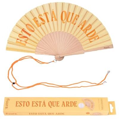 Fisura – Éventail en bois original avec message “está que arde”. Accessoire moderne et coloré, ventilateur à main jaune avec crochet inclus. Dimensions : 42,5 x 23 cm Éventail en bois moderne et coloré. Ventilateur à main jaune. Dimensions : 42,5 x 23 c Fisura – Éventail en bois original avec message “está que arde”. Accessoire moderne et coloré, ventilateur à main jaune avec crochet inclus. Dimensions : 42,5 x 23 cm Éventail en bois moderne et coloré. Ventilateur à main jaune. Dimensions : 42,5 x 23 c